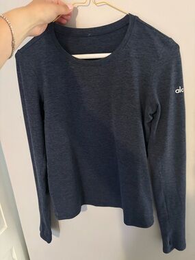 ALO Yoga Finesse Women’s Long Sleeve Crew Neck Top- heather blue